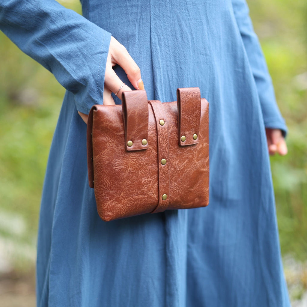 Medieval Belt Pouch with Buckle – Brown